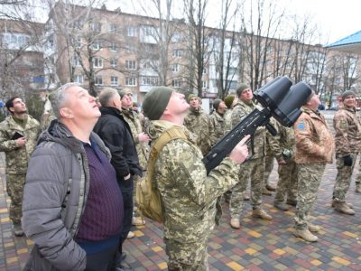 Українські зброярі представили командувачу ООС зразки сучасного озброєння та техніки