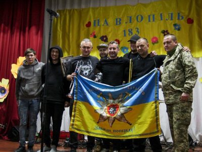 Відомий український гурт «Жадан і собаки» заспівав для українських військових на передовій