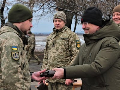 Міністр оборони та Головнокомандувач ЗСУ нагородили військовослужбовців в районі ООС  