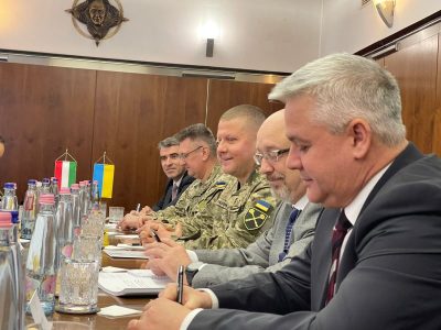 Україна і Угорщина обговорили проведення спільних військових навчань  