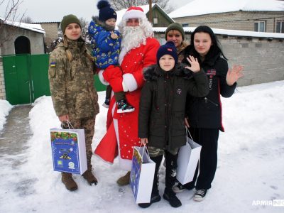 На Луганщині воїни Об’єднаних сил передали дітям подарунки із Франції  