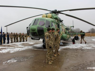 В Озерному Збройним Силам України передали три літаки та вертоліт  