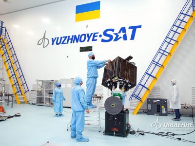 Український супутник «СІЧ-2-30» на шляху до пускового майданчика у США  