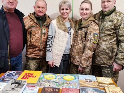 Військові подарували книги для дітей сільській бібліотеці на Херсонщині  