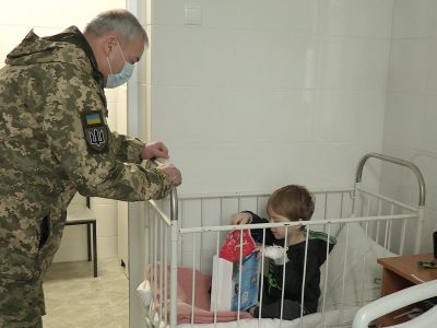 Святкові подарунки від військових отримали діти в лікарнях у районі ООС  