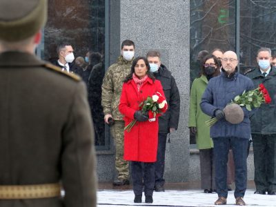 Триває візит Міністра національної оборони Канади до України. Аніта Ананд та Олексій Резніков вшанували пам’ять захисників і захисниць України