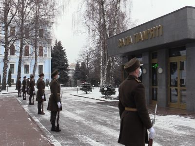 Дзвін Пам’яті пролунав дев’ятнадцять разів… В Міноборони вшанували загиблих Українських захисників і захисниць