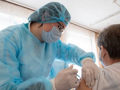 Хто може отримати бустерну дозу вакцини проти COVID-19 уже зараз  