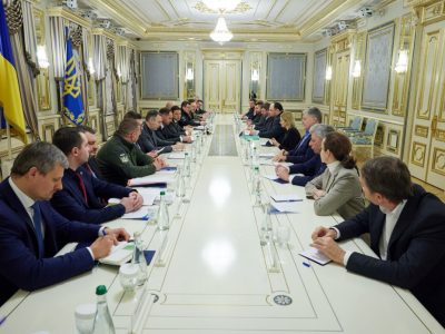 Президент зустрівся з представниками депутатських фракцій і груп Верховної Ради