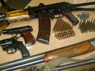 Прокурори передають арештовану зброю та боєприпаси на потреби армії  