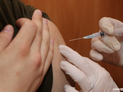 Вакцинація бустерною дозою триває в Національній академії сухопутних військ у Львові  