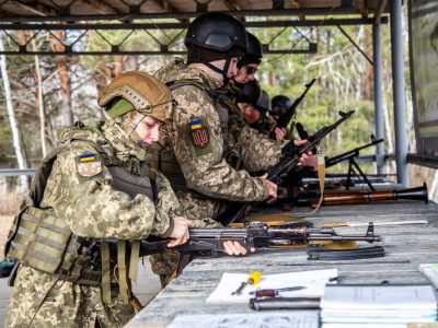 Випускники головного військового вишу на практиці опановують нові зразки української стрілецької зброї  
