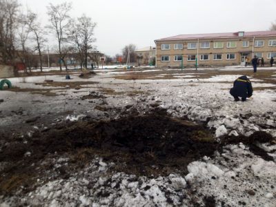 122-міліметровий снаряд влучив у двір ліцею смт Врубівка, де перебувало 30 учнів  