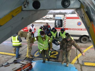 Військовий борт Ан-26 доставив сімох військових до Києва на лікування та реабілітацію