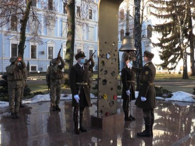 Дзвін Пам’яті пролунав тринадцять разів… У Міноборони вшанували загиблих українських захисників і захисниць