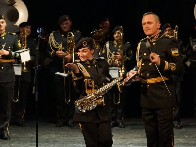 Військові музиканти виступлять з благодійним концертом, щоб врятувати хвору дівчинку  