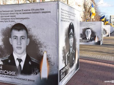 На головній пішохідній вулиці Хмельницького встановили кубічну інсталяцію з портретами українських Героїв  