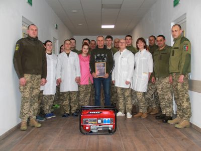 На Одещині волонтери подарували військовим медикам бензиновий генератор  