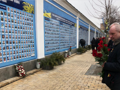 Посли ЄС біля Стіни пам’яті на Михайлівській площі вшанували загиблих за Україну  
