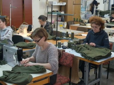 «З теплом і любов’ю з Вінниці»: волонтери шиють флісові балаклави для військових  