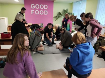 У Бердичеві студенти-медики навчають охочих основ домедичної допомоги  