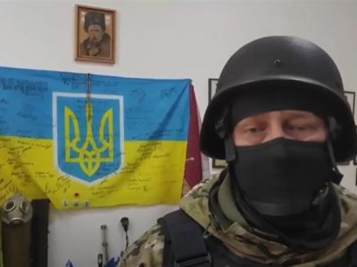 Російські окупанти побачили звірство ЗСУ у прапорі з автографами бійців  
