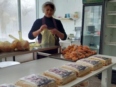 Волонтер-кондитер із Миколаєва підіймає настрій воїнам територіальної оборони різноманітними смаколиками  