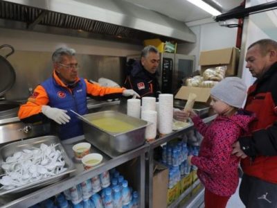 Турецькі кухарі пригощали внутрішньо переміщених осіб у Львові  