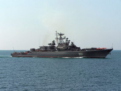 Піратство 21 століття: кораблі РФ використовують цивільне судно як живий щит  