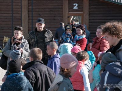 Румунські волонтери передали гумдопомогу для евакуйованих з Миколаївщини дітей  