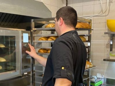 Одеські пекарі випікають хліб для військових, біженців та вихованців дитячих будинків  