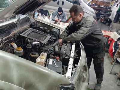 У Вінниці незрячий волонтер ремонтує автомобілі, купує техніку й девайси для оборонців усієї України  