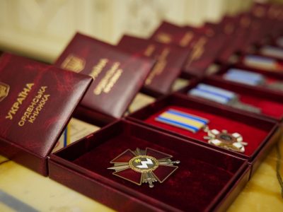 Ще 64 захисників України Володимир Зеленський відзначив орденами та медалями  