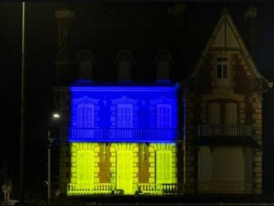 Мер містечка у Франції щодня підсвічує синьо-жовтими кольорами віллу посла Росії  