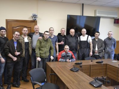 10 звільнених українських військовослужбовців вже в Києві – обмін відбувся зусиллями НІБ, СБУ та Червоного Хреста  