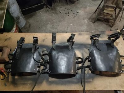 Житомирянин кує пластини для бронежилетів у власній майстерні  