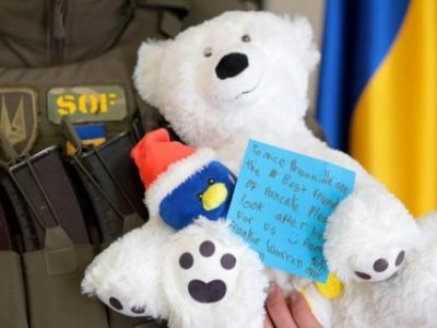 Школярі з Великої Британії передали українським захисникам плюшеві сувеніри  