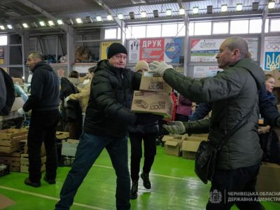 Завдяки доброчинцям Гуманітарний штаб Буковини щодня поповнює свої склади  