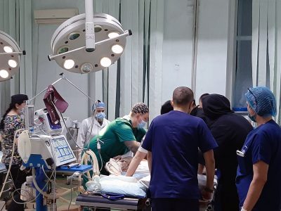 У Дніпрі військові лікарі разом зі своїми цивільними колегами рятують поранених захисників  