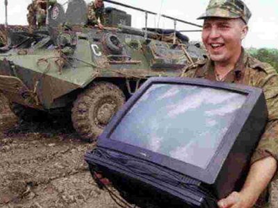 Путінський вояк «визволив» чиюсь хату від телевізора  