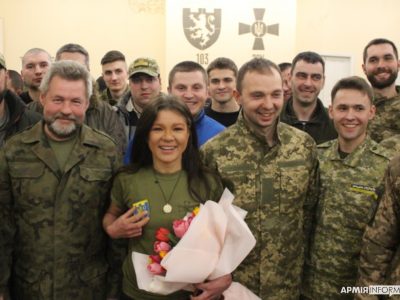 Українці — воїни Світла: співачка Руслана в гостях у тероборонців  