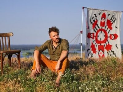 Відомий український шеф-кухар готує їжу для бійців та біженців  