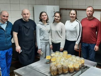 Консервовані каші з м’ясом готують для захисників прикарпатці  