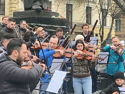 Free Sky: у середмісті Львова оркестранти призвали Європу закрити небо над Україною  