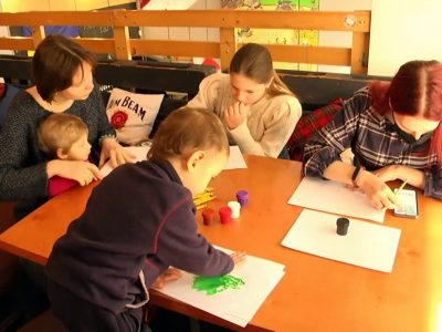 В Івано-Франківську і дорослі, і зовсім юні взялися малювати мир  