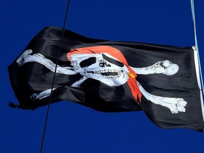Пірати рф під триколором зафарбовують на своїх кораблях назви і бортові номери  