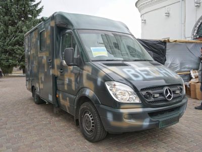 Полтавські волонтери передали місцевій теробороні сучасний реанімобіль  