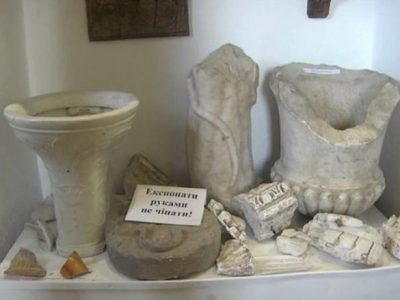 У Запорізькій області російські окупанти з музею викрали… старовинний унітаз  