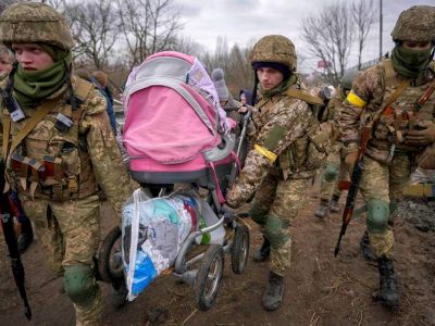ЗС України допомагають проводити евакуацію мирного населення Ірпеня на Київщині