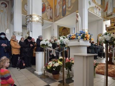 У Львові моляться за мир біля статуї Діви Марії з Фатіми  